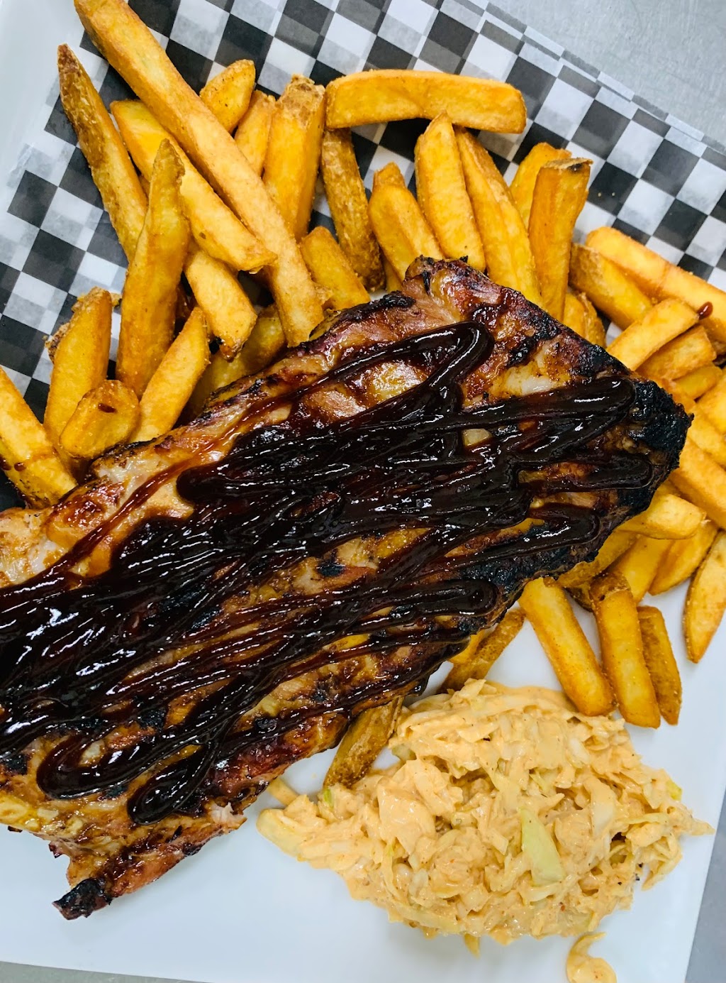 Divots Bar & Grill | 3342 Hamilton Rd, Dorchester, ON N0L 1G5, Canada | Phone: (519) 268-8199