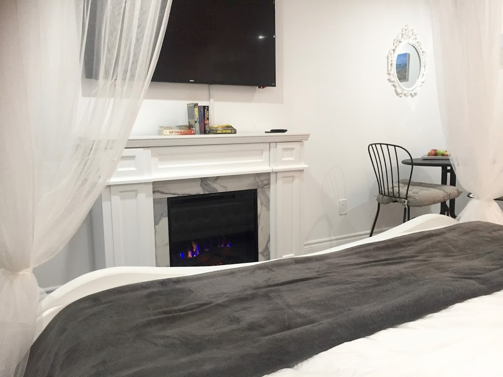 Port Franks Getaway - Pinery Bijou Suite | 7702 Clayton St, Port Franks, ON N0M 2L0, Canada | Phone: (519) 312-8905