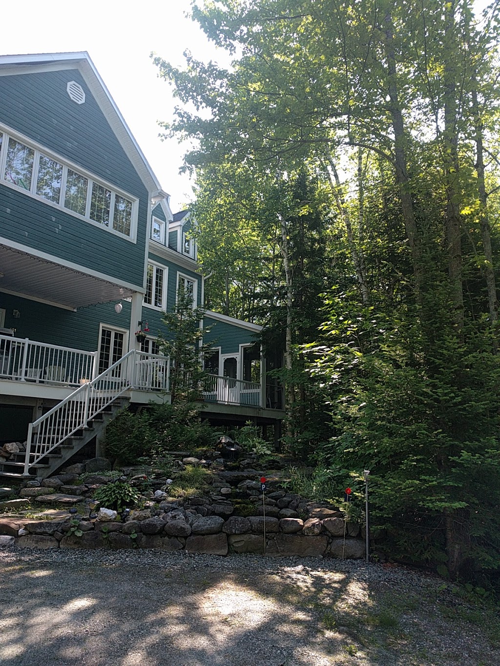 Hummingbird-Retreat | 621 1e Rang, Saint-Étienne-de-Bolton, QC J0E 2E0, Canada | Phone: (450) 297-1161