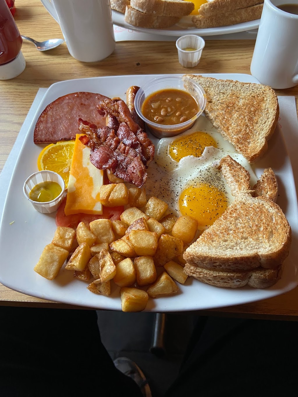 Restaurant Le Canadien | 2841 Rte 122, Notre-Dame-du-Bon-Conseil, QC J0C 1A0, Canada | Phone: (819) 336-5336