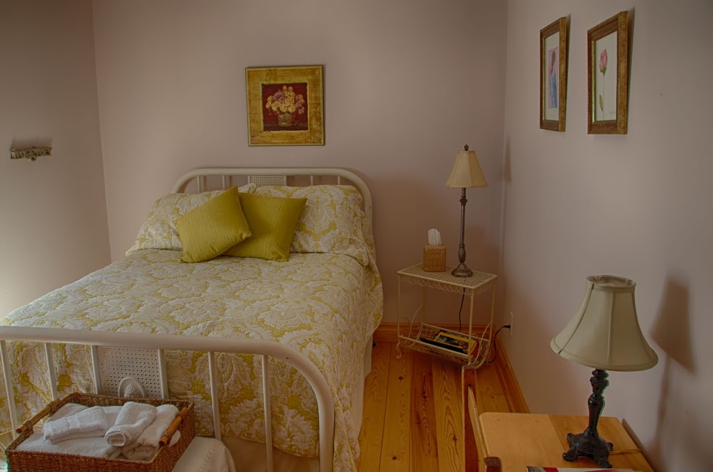 La Perrotdamoise | 25 Rue de lÉglise, Notre-Dame-de-lÎle-Perrot, QC J7V 8P4, Canada | Phone: (514) 453-1444
