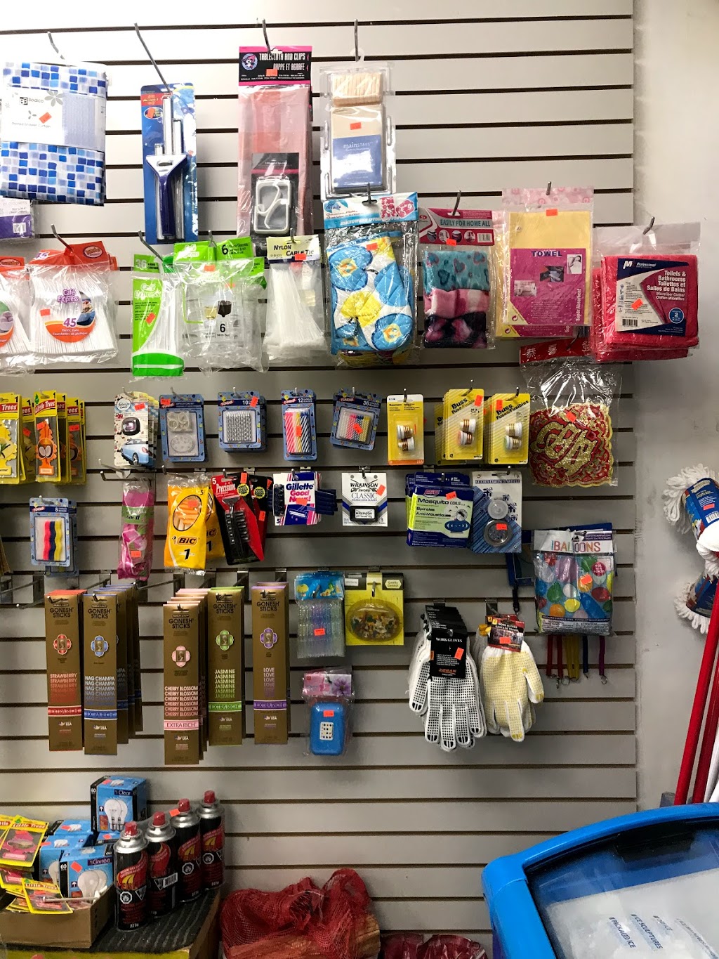 Warden Convenience | 2535 Warden Ave, Scarborough, ON M1W 2L6, Canada | Phone: (647) 351-1002