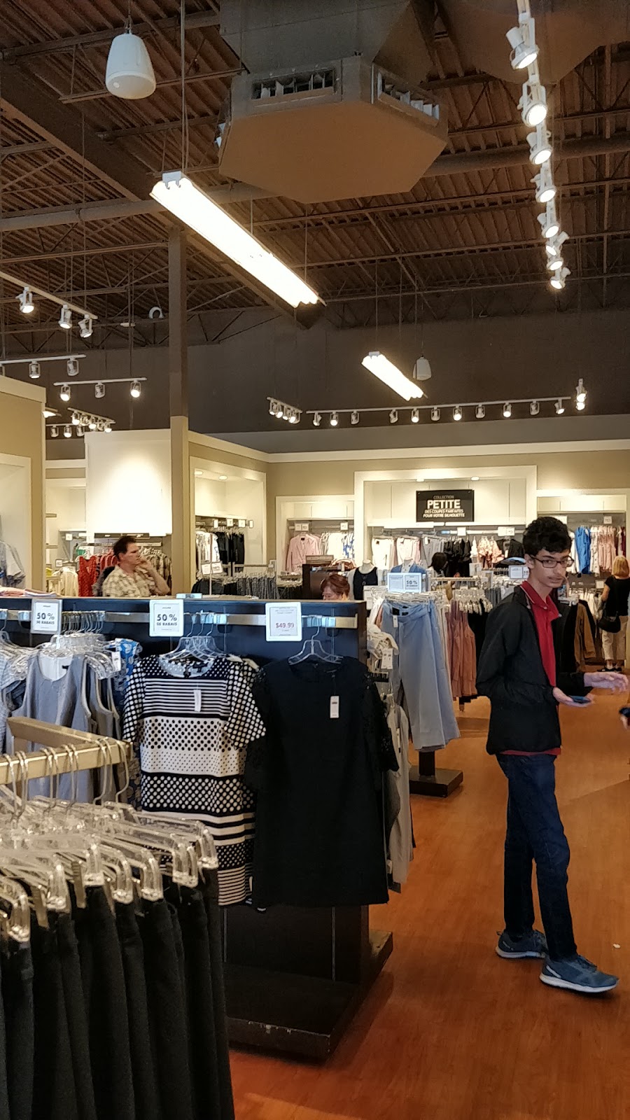 Banana Republic | 2412 Autoroute Chomedey, Laval, QC H7X 4G8, Canada | Phone: (450) 689-4529