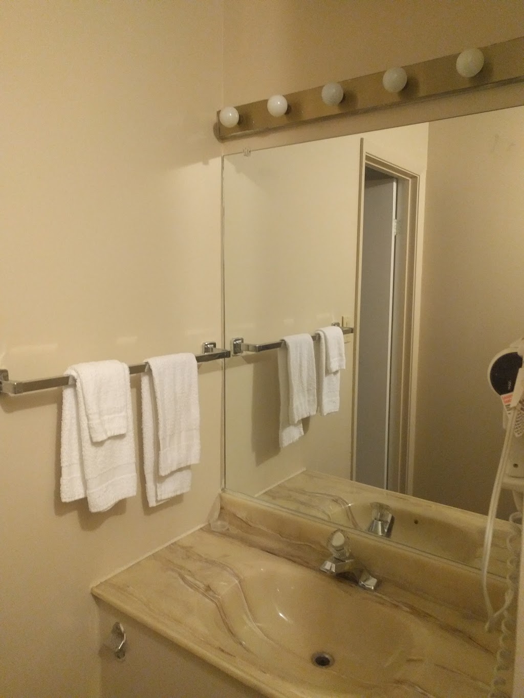 Knights Inn Midland, ON | 751 Yonge St, Midland, ON L4R 2E1, Canada | Phone: (705) 526-2219