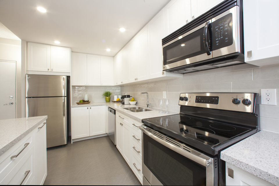Valleyview Apartments | 26 Lorne Ave, Newmarket, ON L3Y 5G4, Canada | Phone: (905) 898-7863