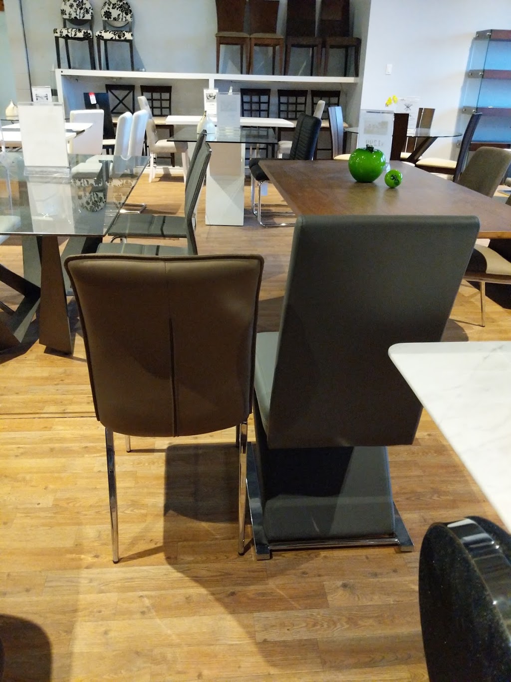 La Vie Furniture | 1580 Trinity Dr #5, Mississauga, ON L5T 1K4, Canada | Phone: (905) 565-9191