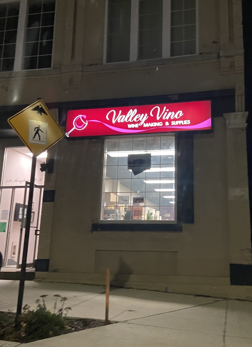 Valley Vino | 128 Raglan St S, Renfrew, ON K7V 1P9, Canada | Phone: (613) 432-4502