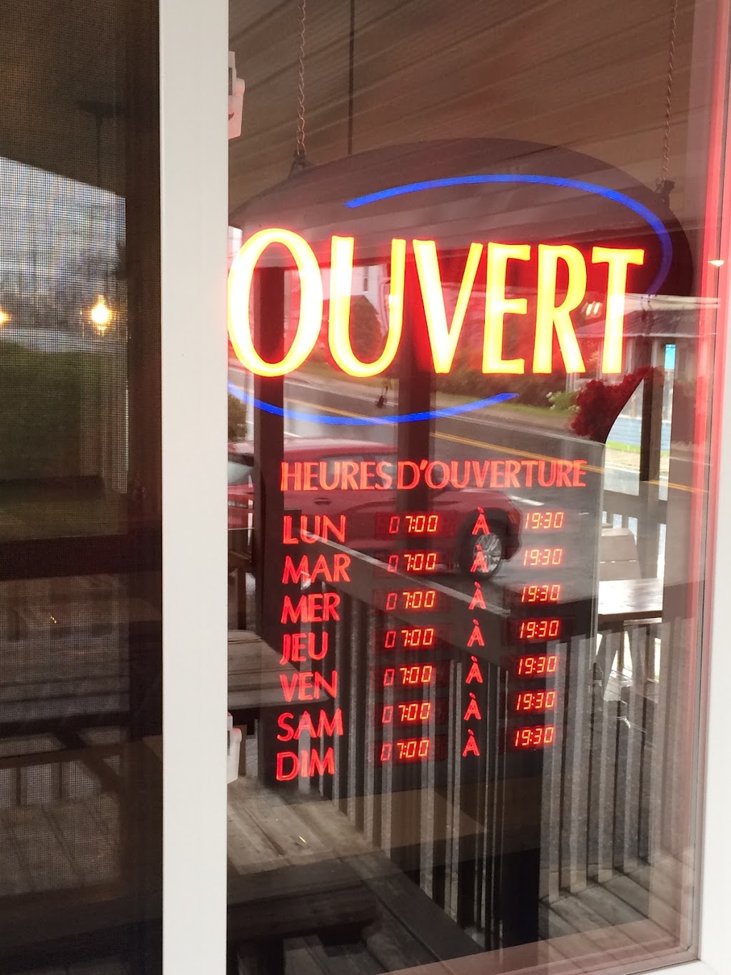 Casse-Croute Du Passant | 87 Rue Principale, Mont-Saint-Michel, QC J0W 1P0, Canada | Phone: (819) 587-4616