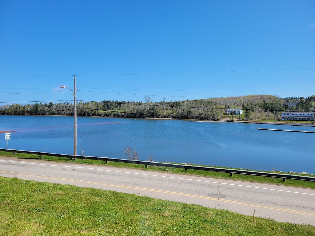 Clamdiggers Beach House & Restaurant | 6864 Water St, Cardigan, PE C0A 1G0, Canada | Phone: (902) 583-3111