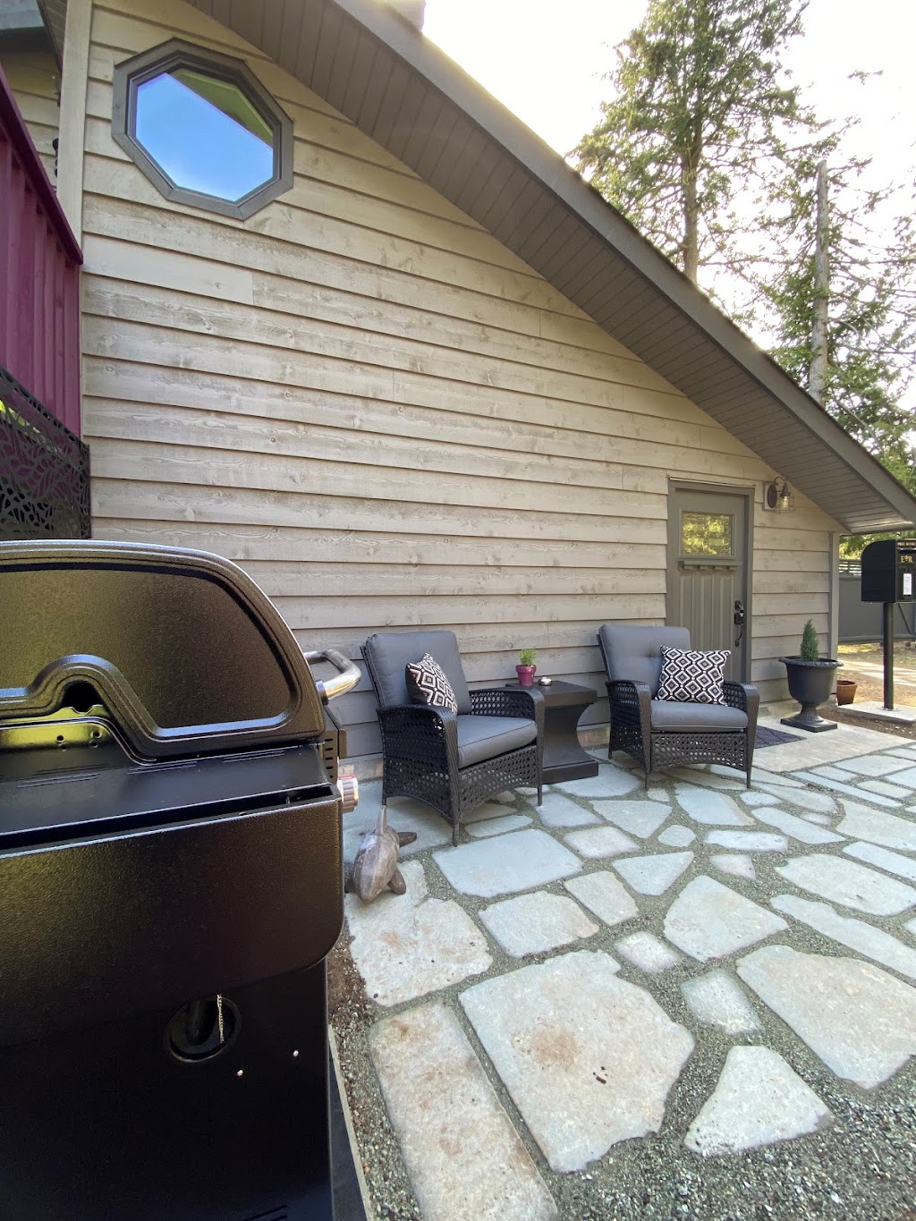 New Moon Lodge | 3782 Privateers Rd, Pender Island, BC V0N 2M2, Canada | Phone: (250) 222-7379