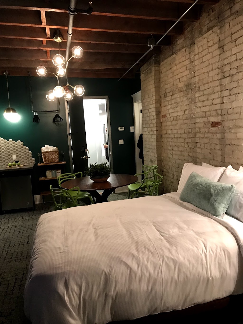 TheWestlake Hotel | 2847 Lake Shore Blvd W, Etobicoke, ON M8V 1H8, Canada