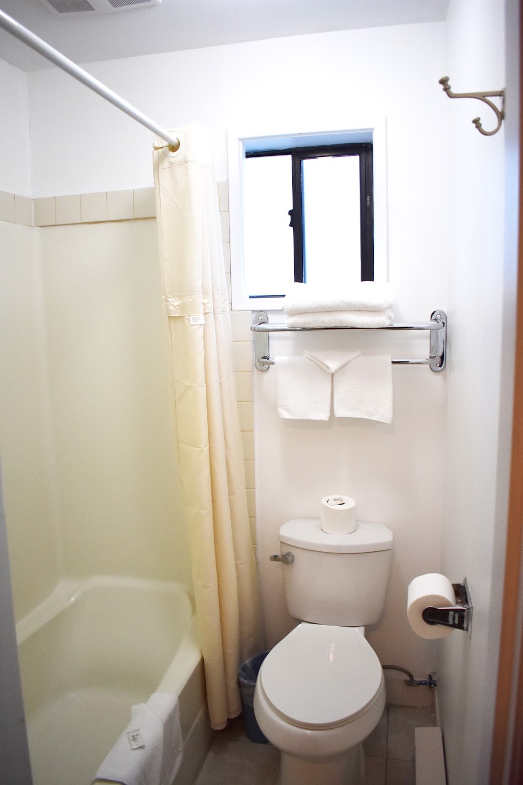Hope Inn & Suites | 377 Old Hope Princeton Way, Hope, BC V0X 1L4, Canada | Phone: (604) 869-7107