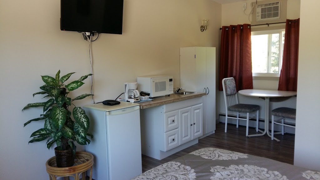 Cal-Van Motel | 4690 Trans-Canada Hwy, Salmon Arm, BC V1E 2Z8, Canada | Phone: (250) 832-7233