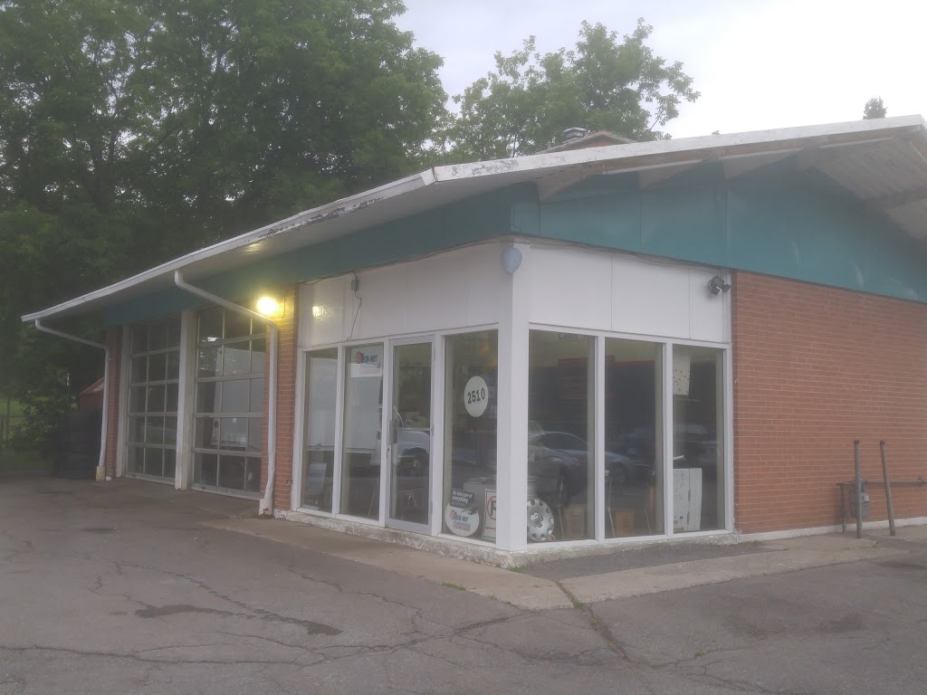 Chris Garage | 2510 Iris St, Ottawa, ON K2C 2Z4, Canada | Phone: (613) 596-6890