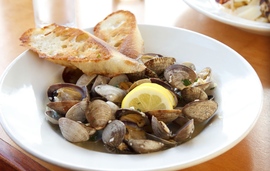 The Madrona Bar & Grill | 310 Main St, Eastsound, WA 98245, USA | Phone: (360) 376-7171