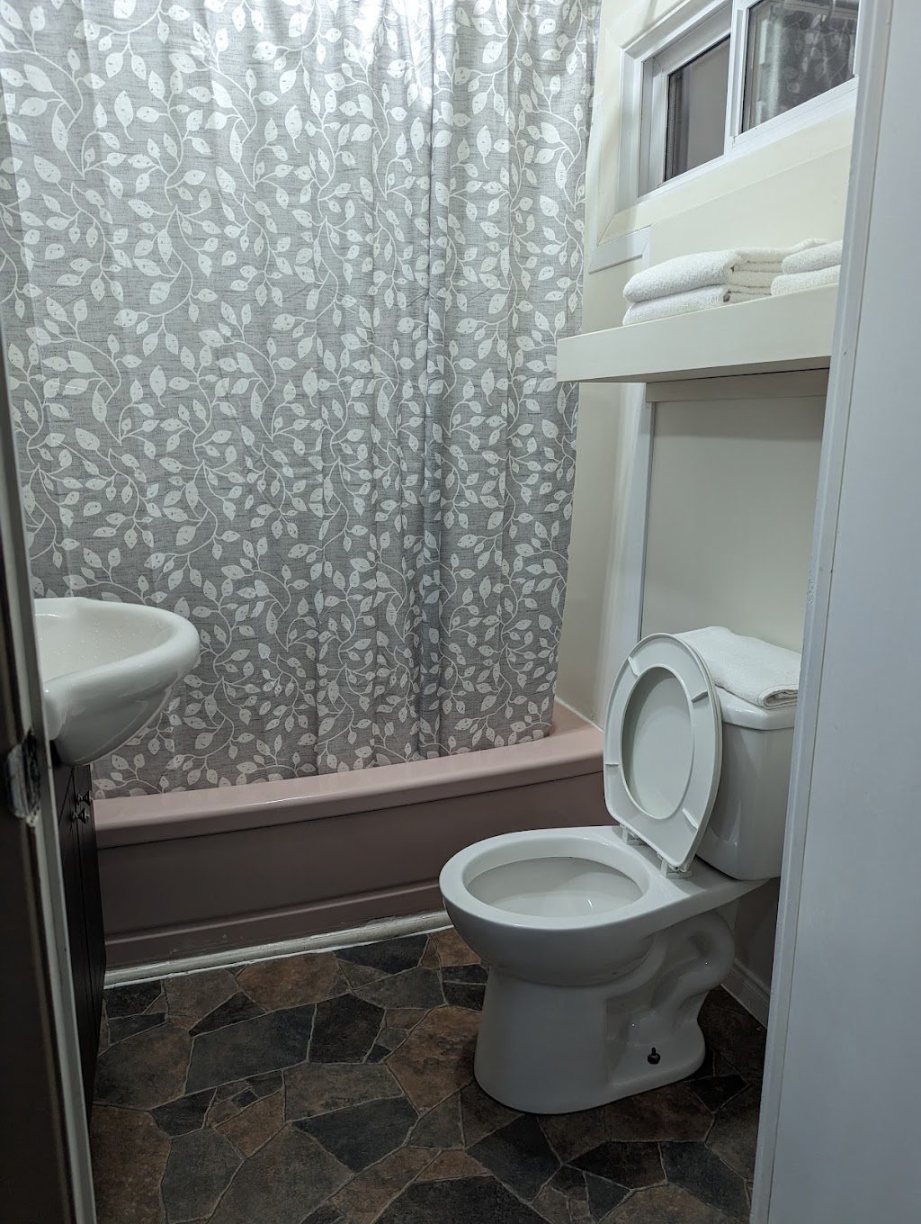 Motel Rivière-Trois Pistoles Inc | 141 QC-132, Trois-Pistoles, QC G0L 4K0, Canada | Phone: (418) 851-4178