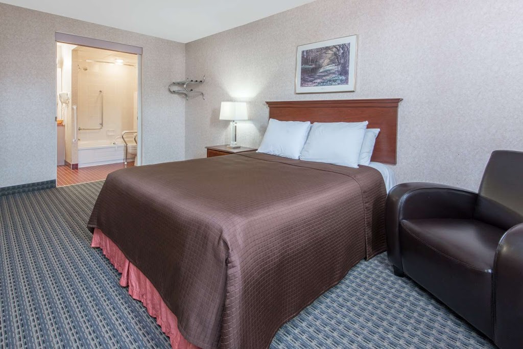 Howard Johnson by Wyndham Gravenhurst | 1165 Muskoka Rd S, Gravenhurst, ON P1P 1K6, Canada | Phone: (705) 687-7707
