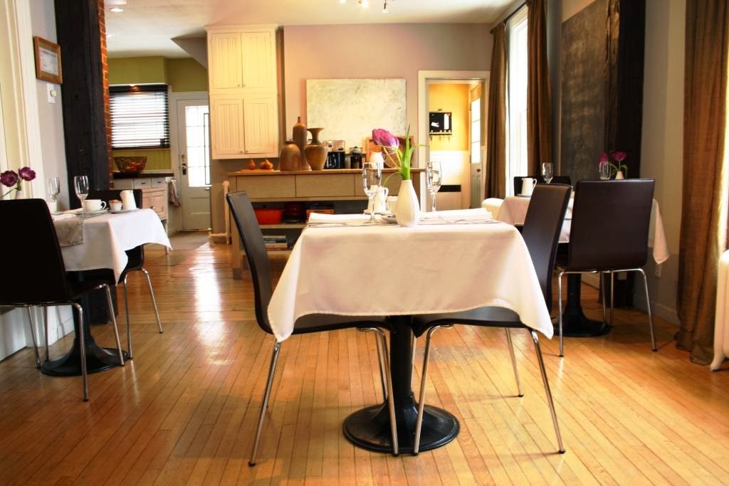 La Maison de ville - bed & bistro | 353 Rue Saint-Patrice Ouest, Magog, QC J1X 1W7, Canada | Phone: (819) 868-2417