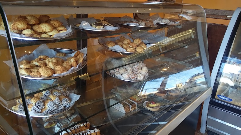 Boulangerie La Brioche + Pâtisserie | 1650 Rue Poirier, Saint-Laurent, QC H4L 1J1, Canada | Phone: (514) 447-0845