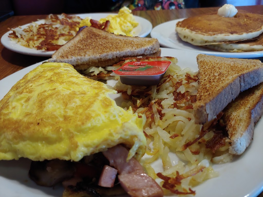 Dennys | 40 Courtneypark Dr E, Mississauga, ON L5T 2Y3, Canada | Phone: (905) 565-6161