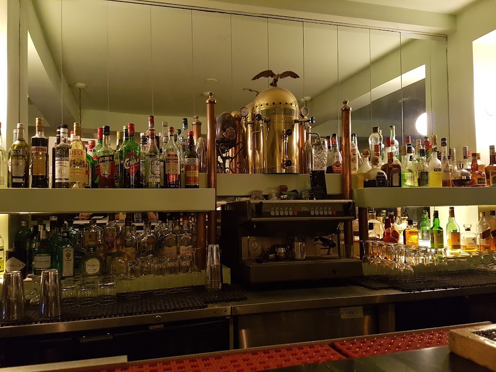 Hotel Emerald | 5295 Av du Parc, Montréal, QC H2V 4G9, Canada | Phone: (514) 272-9779