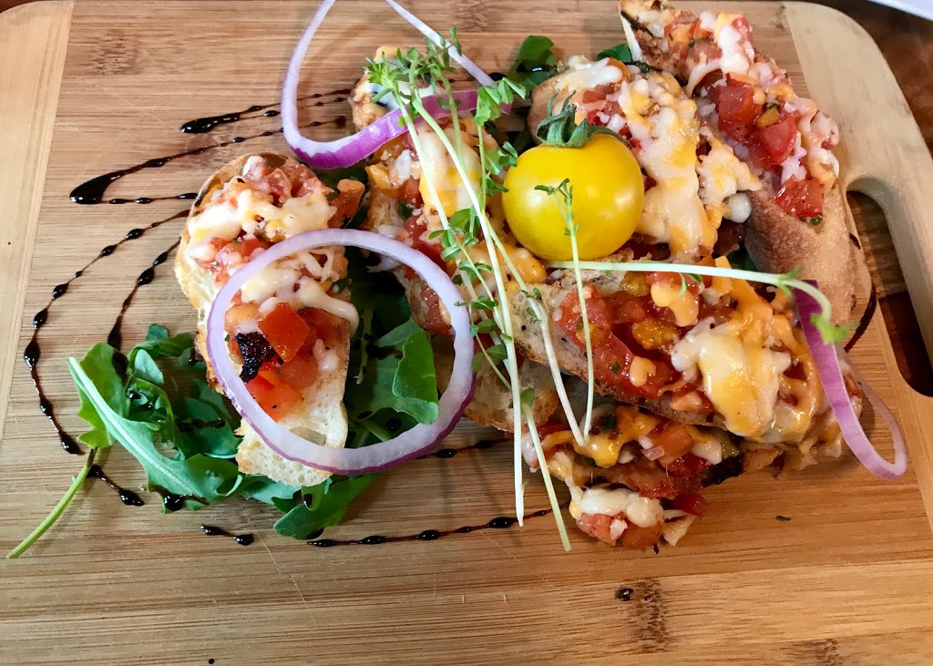 Restaurant Le Vieux Saint-Mathias | 284 Chemin des Patriotes, Saint-Mathias-sur-Richelieu, QC J3L 6A3, Canada | Phone: (450) 658-5613