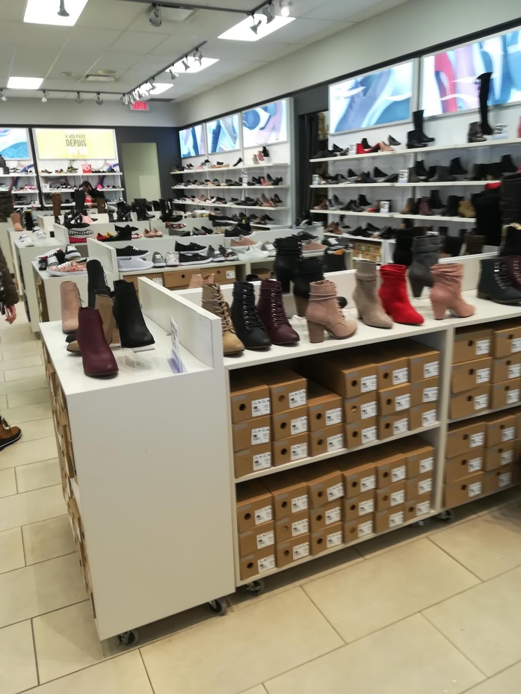 Chaussures Yellow | 7025 Boulevard Wilfrid-Hamel, Québec, QC G2G 0J5, Canada | Phone: (418) 871-8970