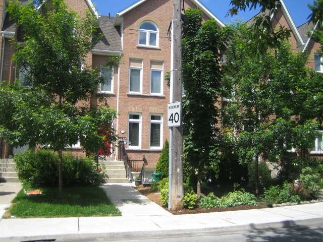 Clinton and Bloor B&B | 390 Clinton St, Toronto, ON M6G 2Z2, Canada | Phone: (416) 898-8461
