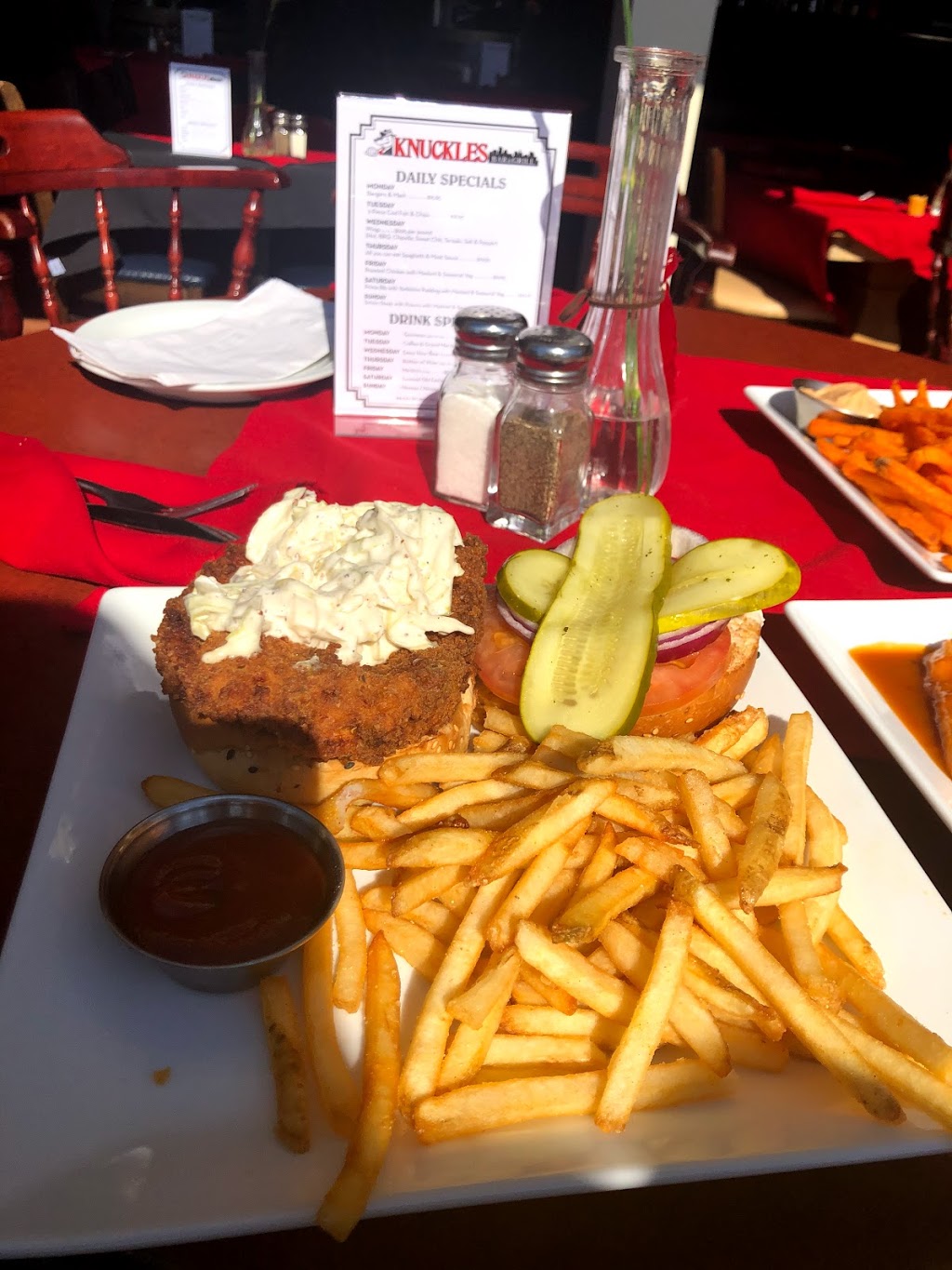 Knuckles Bar & Grill | 15057 Marine Dr #100, White Rock, BC V4B 1C4, Canada | Phone: (604) 531-0646