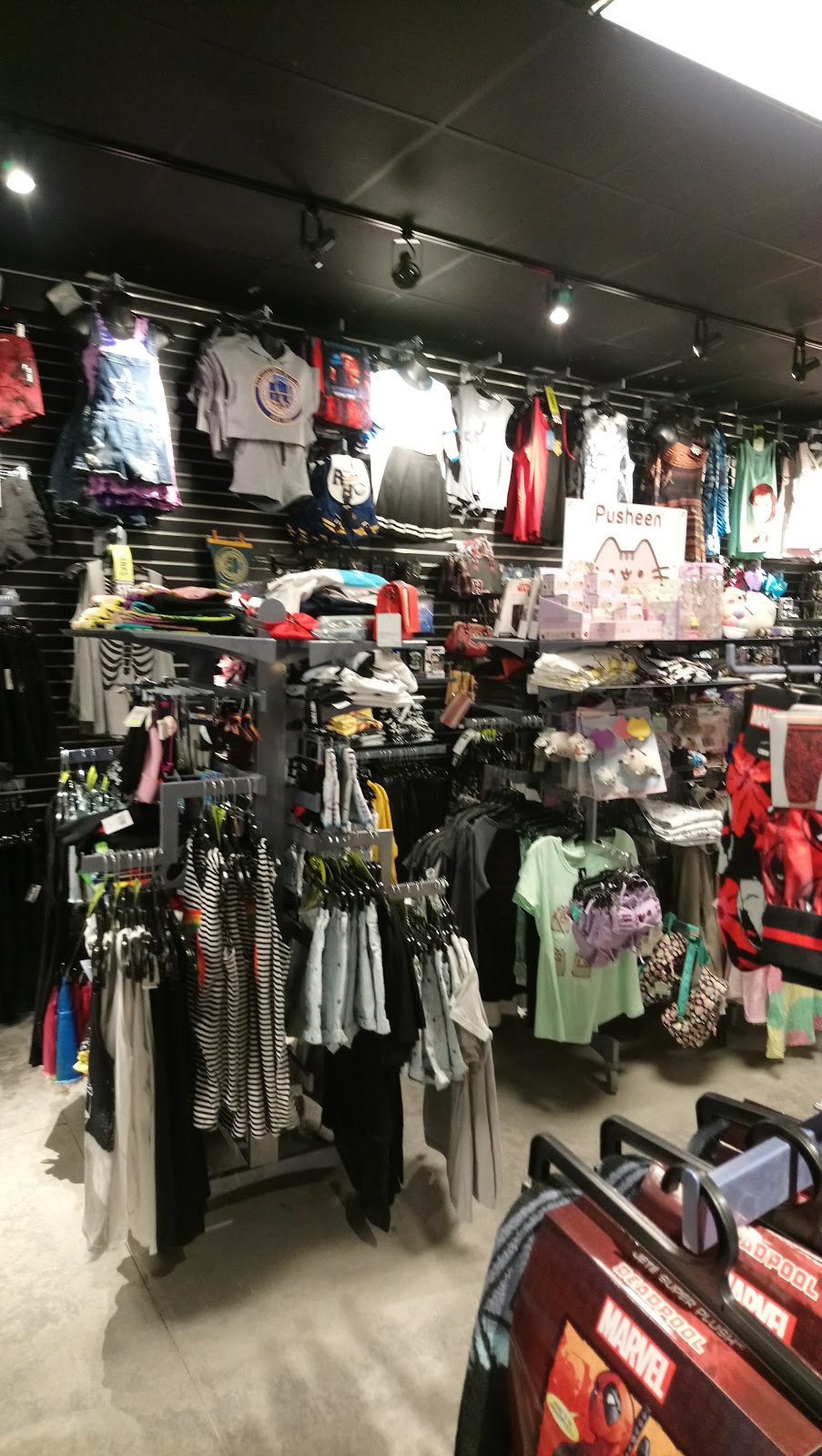 Hot Topic | 8555 Campeau Dr #735, Kanata, ON K2T 1B7, Canada | Phone: (613) 435-6971