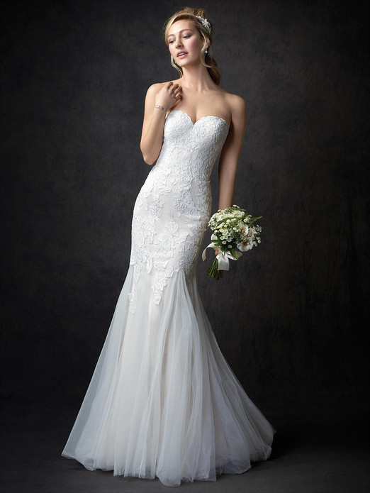 KM Bridal Outfitters | 130 Howard St, Pembroke, ON K8A 2G5, Canada | Phone: (613) 629-5622