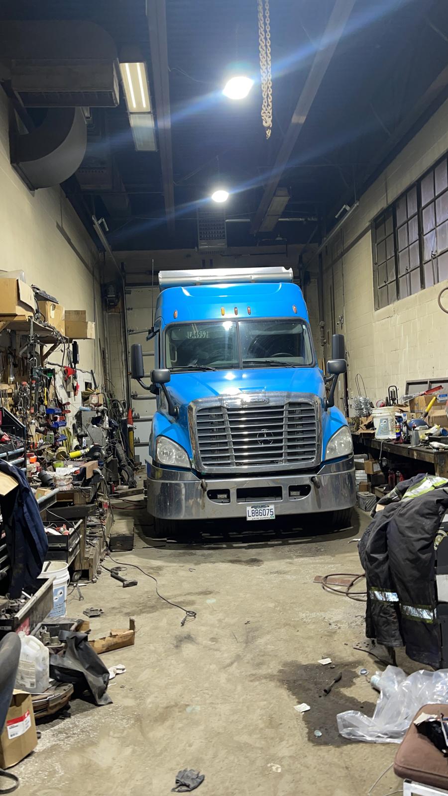 Siren Truck Garage | 4415 Rue Fairway, Lachine, QC H8T 3P9, Canada | Phone: (514) 637-1992