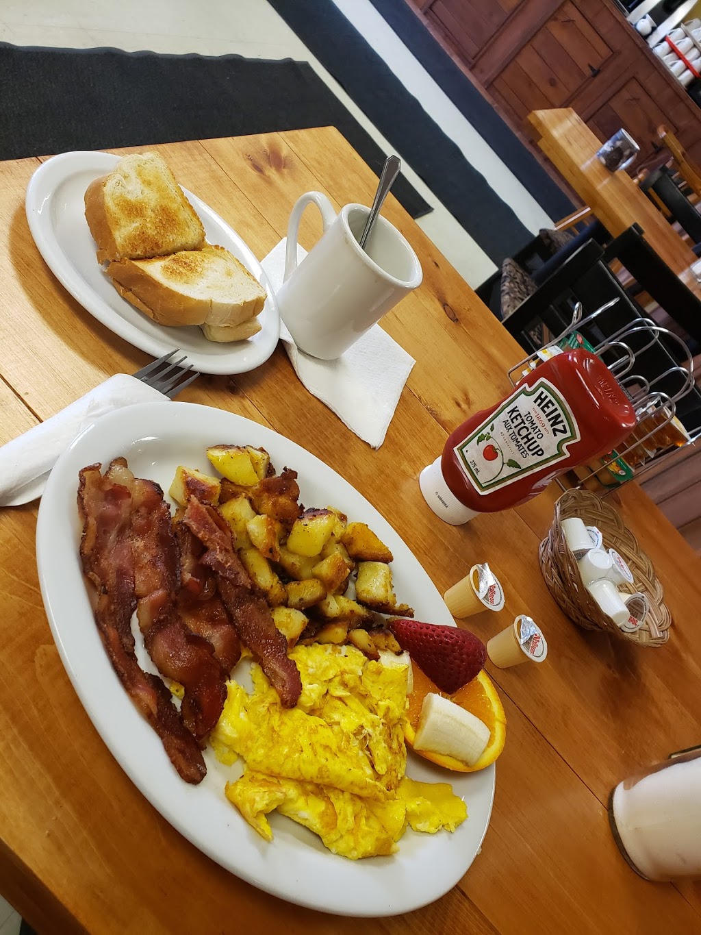 Moms Kitchen | 1718 Landry St, Clarence Creek, ON K0A 1N0, Canada | Phone: (613) 488-0004