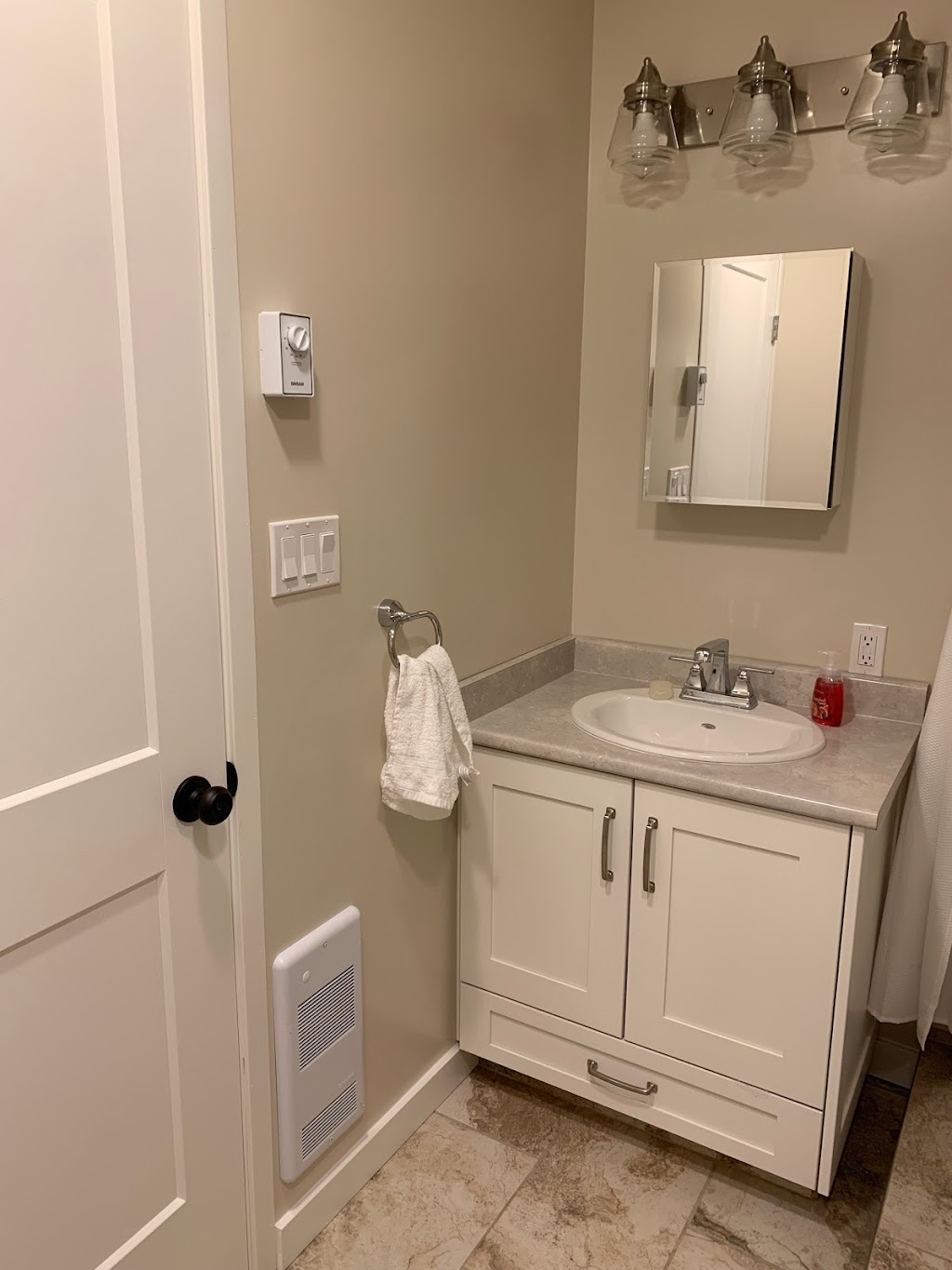 Douglas Bay Suite | first floor suite, 10417 Patrick Rd, Powell River, BC V8A 0K9, Canada | Phone: (604) 818-4960