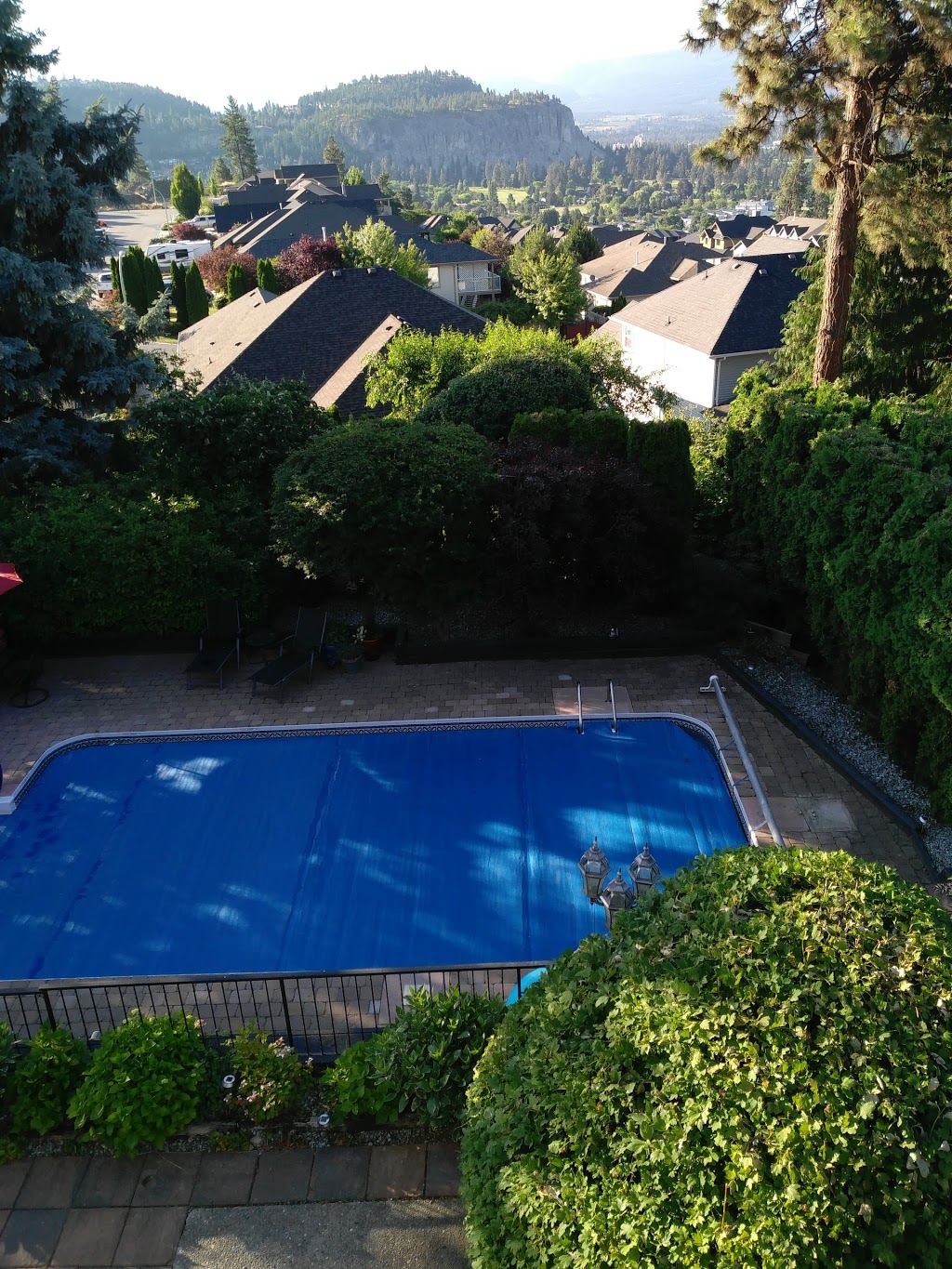 Touch of English Bed & Breakfast | 5 Alameda Ct, Kelowna, BC V1V 1C6, Canada | Phone: (250) 448-6250