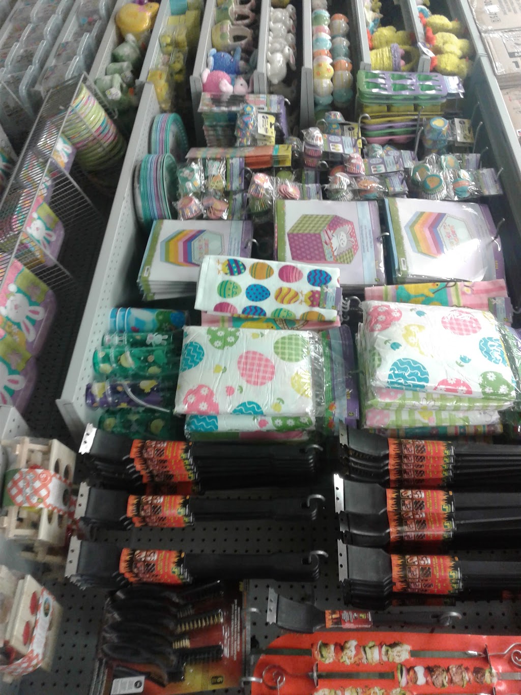 Dollarama | 1990 Dundas St, London, ON N5V 3Z1, Canada | Phone: (519) 659-5924