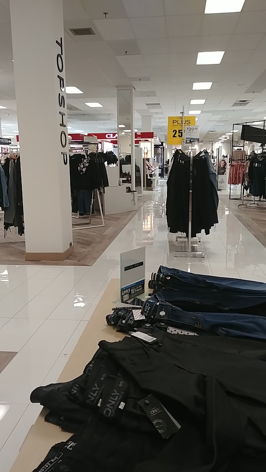 Hudsons Bay | 17600 Yonge St, Newmarket, ON L3Y 4Z1, Canada | Phone: (905) 853-0986
