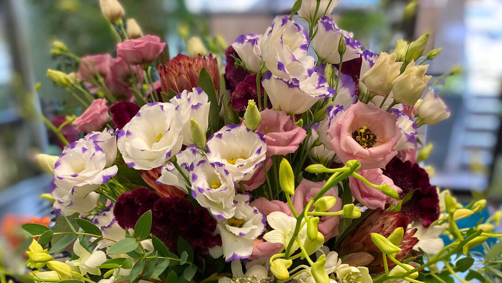Euro Flowers Mississauga | 119 Lakeshore Rd W UNIT #104, Mississauga, ON L5H 1E9, Canada | Phone: (905) 891-1589