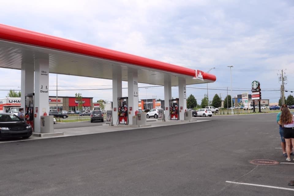 Petro-Canada & Car Wash | 2005 Bd Monseigneur-Langlois Suite 110, Salaberry-de-Valleyfield, QC J6S 0L2, Canada | Phone: (450) 747-1541