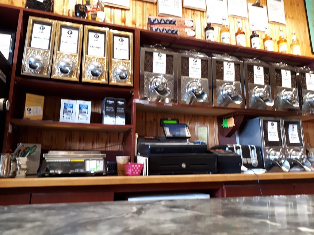 Café De La Poste | 674 Ave Royale, Quebec City, QC G1E 1Y7, Canada | Phone: (418) 661-3398