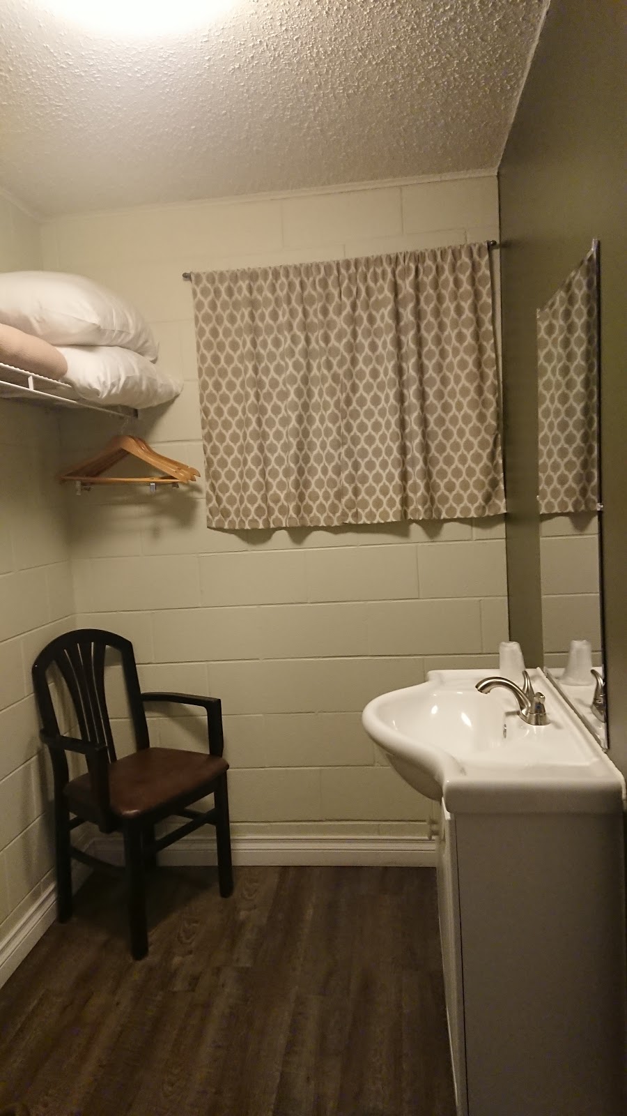 Paddock Inn Motel | 8322 20 Ave, Coleman, AB T0K 0M0, Canada | Phone: (403) 753-2408