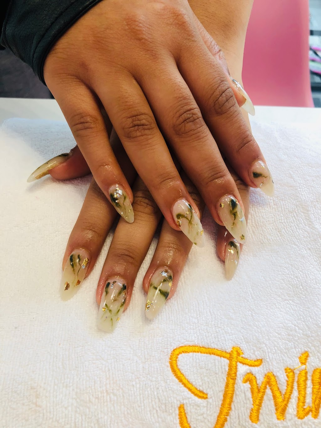 Salon Des Jumelles | 4316 Av. Papineau, Montréal, QC H2H 1S9, Canada | Phone: (438) 680-1913