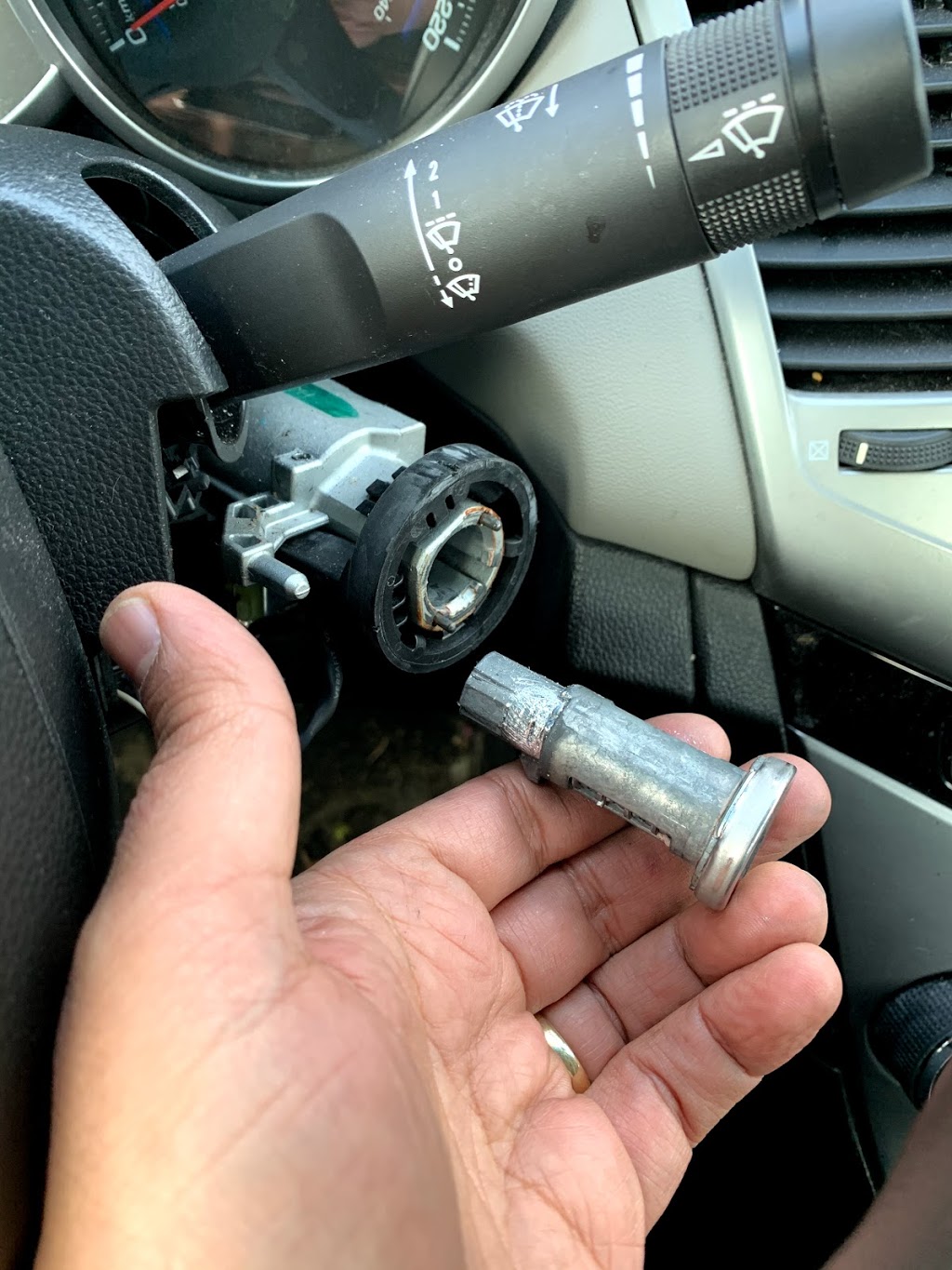 Cle Auto Montreal Serrurier Car Key Locksmith | 150 Rue Barnett, Dollard-des-Ormeaux, QC H9G 3C7, Canada | Phone: (514) 992-6628