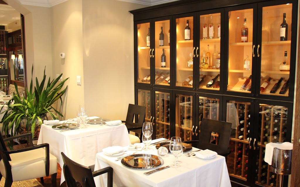 The Carriage House Restaurant | 2101 Old Lakeshore Rd, Burlington, ON L7R 1A4, Canada | Phone: (905) 634-7723