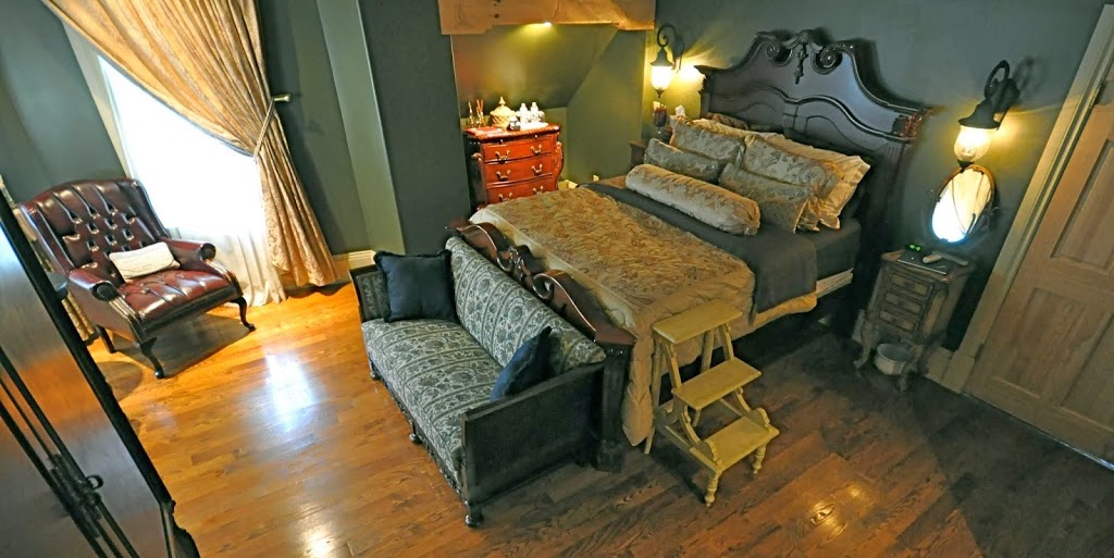 Creighton Manor Inn Bed&Breakfast | 74 Creighton St S, Orillia, ON L3V 1B2, Canada | Phone: (705) 326-3326