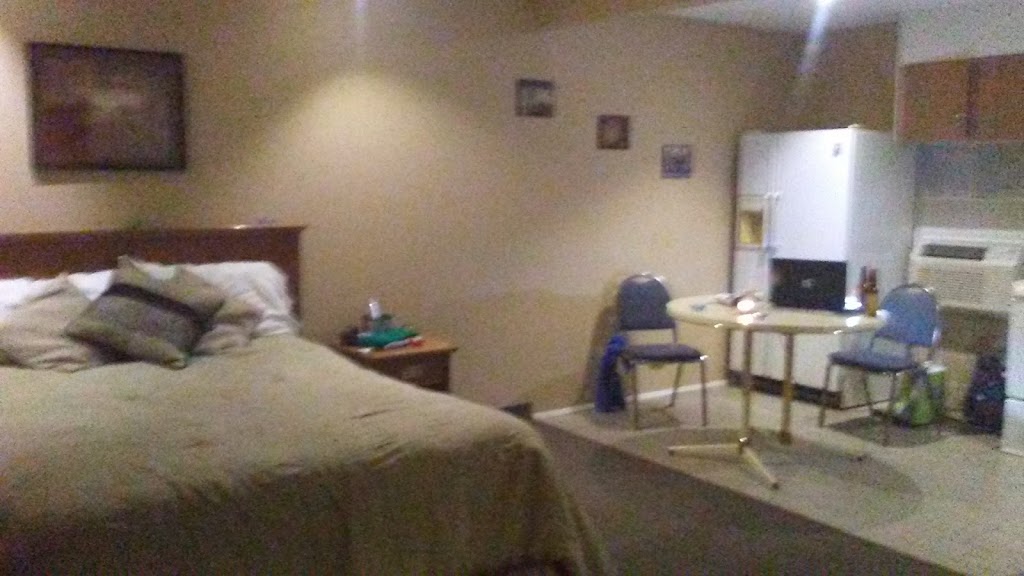 Barrie Motel | 120 Donald St, Barrie, ON L4N 5G7, Canada | Phone: (705) 726-0208