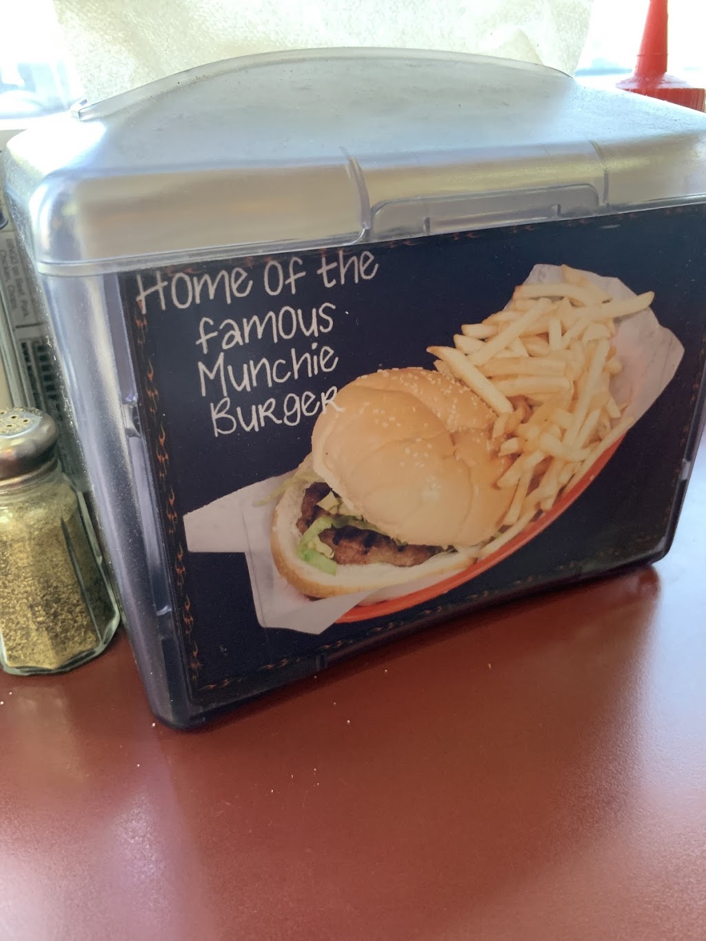 Munchies | 4206 Oil Heritage Rd, Petrolia, ON N0N 1R0, Canada | Phone: (519) 882-1000