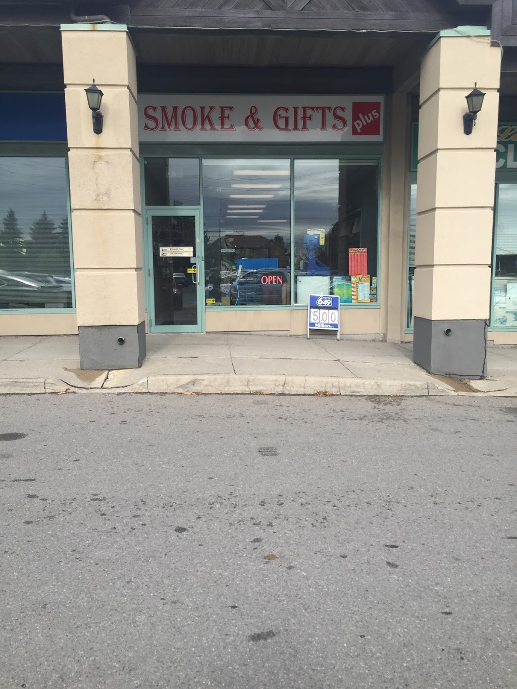 Smoke And Gift | 1 Spadina Rd, Richmond Hill, ON L4B 3M2, Canada | Phone: (905) 737-7863