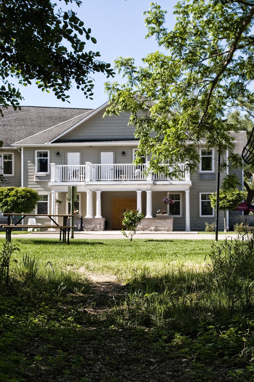 Stone Willow Inn | 940 Queen St. East, P O BOX 457, St. Marys, ON N4X 1B3, Canada | Phone: (800) 409-3366