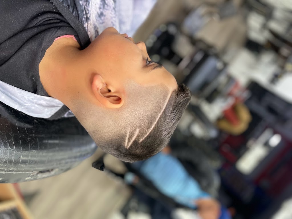 Eivans barbershop | 9952 Glendon Dr Unit 4, Komoka, ON N0L 1R0, Canada | Phone: (226) 700-7772